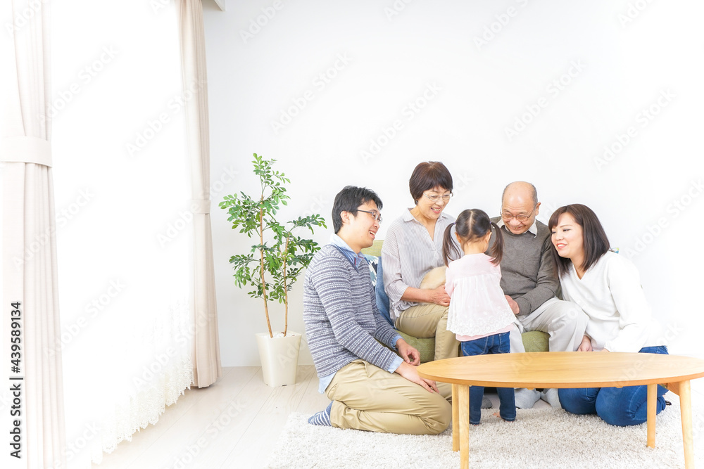 犬の世話をする3世代家族