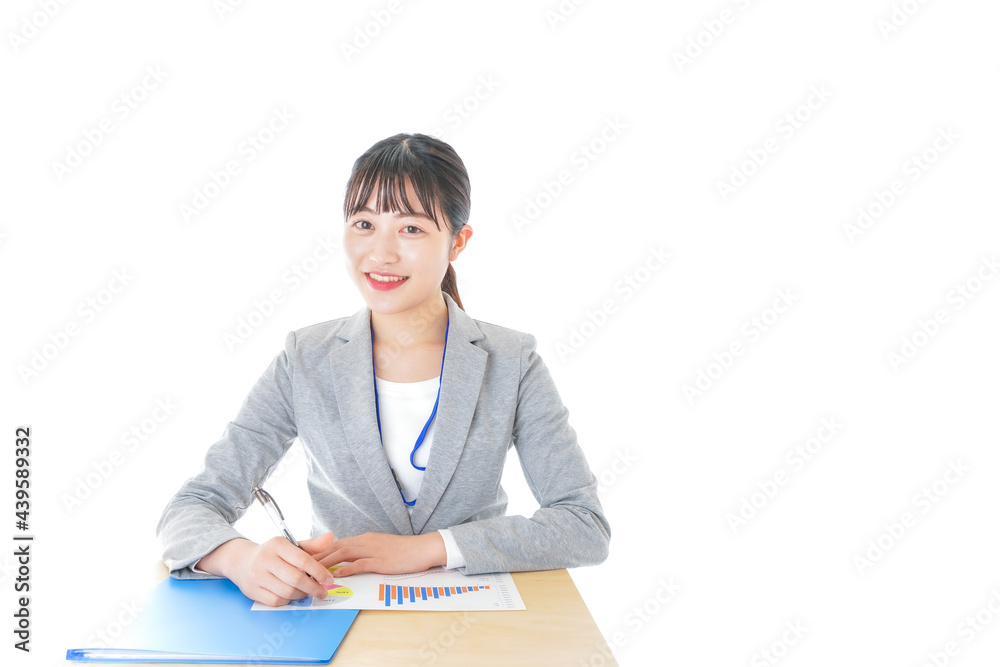 オフィスで働く若いビジネスウーマン オフィスで働く若いビジネスウーマン