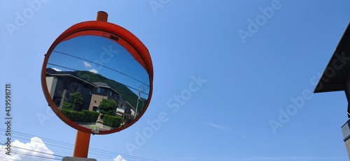 青空に映えるカーブミラー