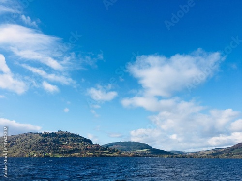 イギリスの青空と島と海 © Hitomi Fujinaka