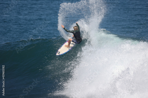 Surfer riding big wave di Pantai Keramas, Gianyar, Bali, Indonesia © Ida