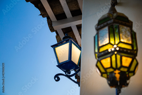 Detalhe de luminária em casarão na cidade turística de Pirenópolis. Cidade com arquitetura no estilo colonial.