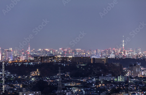 横浜市円海山から望む みなとみらいとベイブリッジ、スカイツリーの夜景