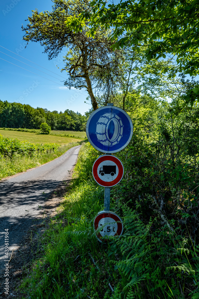 Foto de panneau de signalisation routière, chaines à neige obligatoires