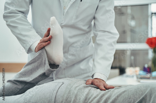 Billede på lærred Passive stretch of the quadriceps done by an osteopathic physician