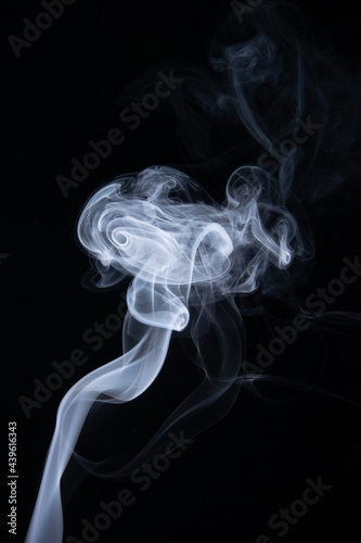 dym unoszący się nad kadzidłem dymiące kadzidełko