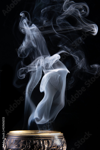 dym unoszący się z kadzidła 