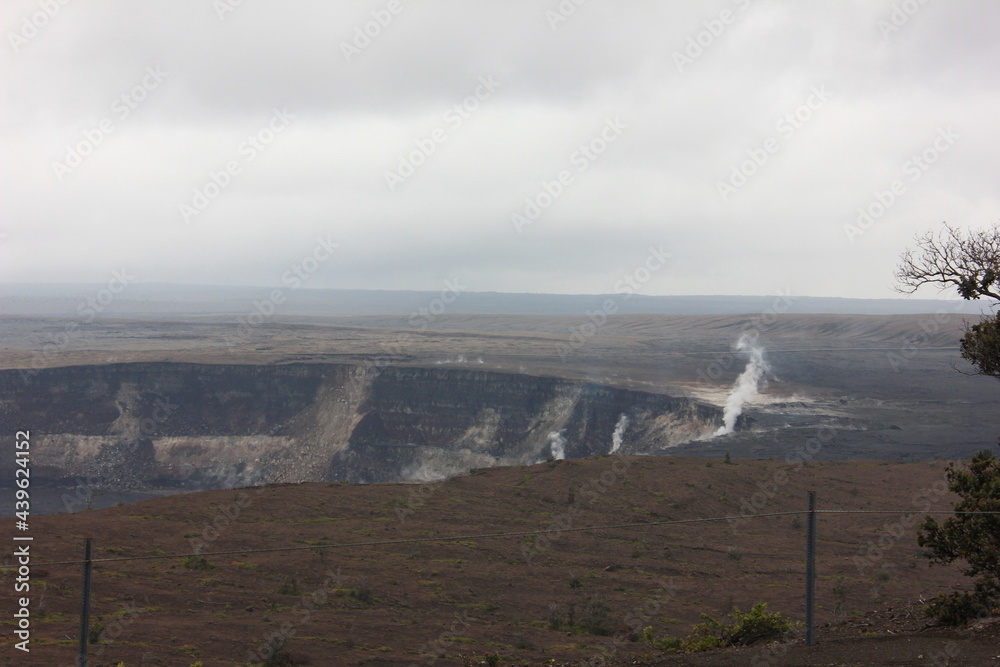 ハワイ島（ビッグアイランド）キラウエア火山。 噴煙が立ち上る噴火口。