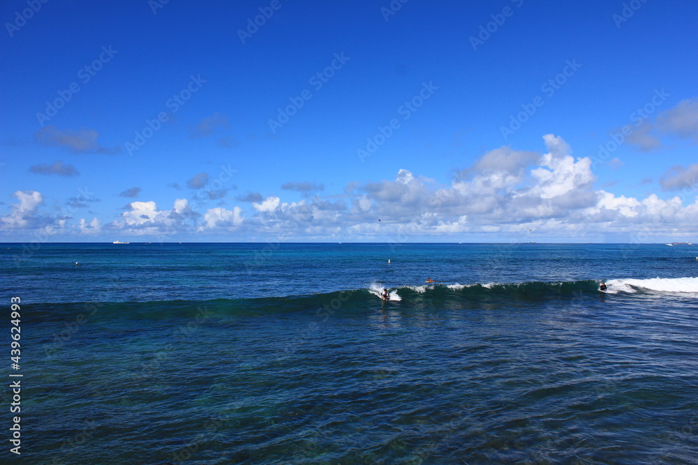 ハワイ・オワフ島、ワイキキビーチ、青い海、青い空、白い雲