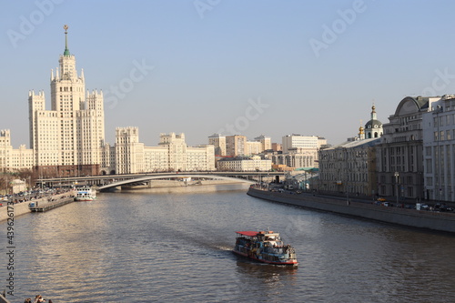 Теплоход плывёт по Москве реке 12.04.2021г