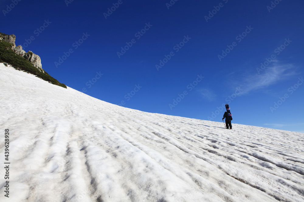 室堂山を登るスノーボーダー