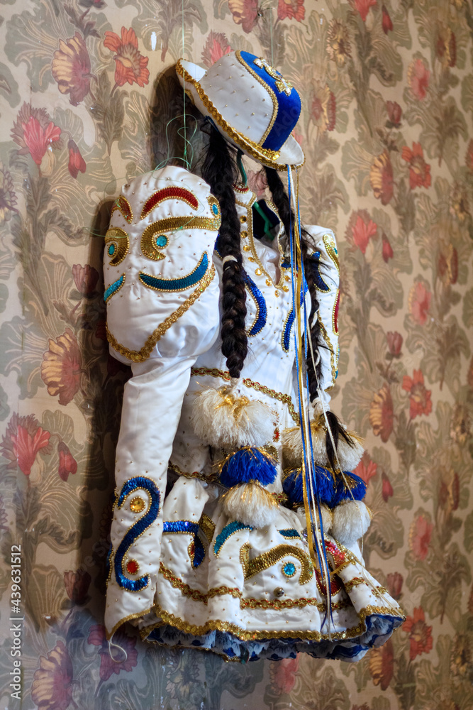 Traje típico del baile de caporal forma parte del folklore en Bolivia sobre  todo de Carnaval. Resaltando los coloridos trajes bordados a mano. Consta  de un sombrero, blusa y falda Photos