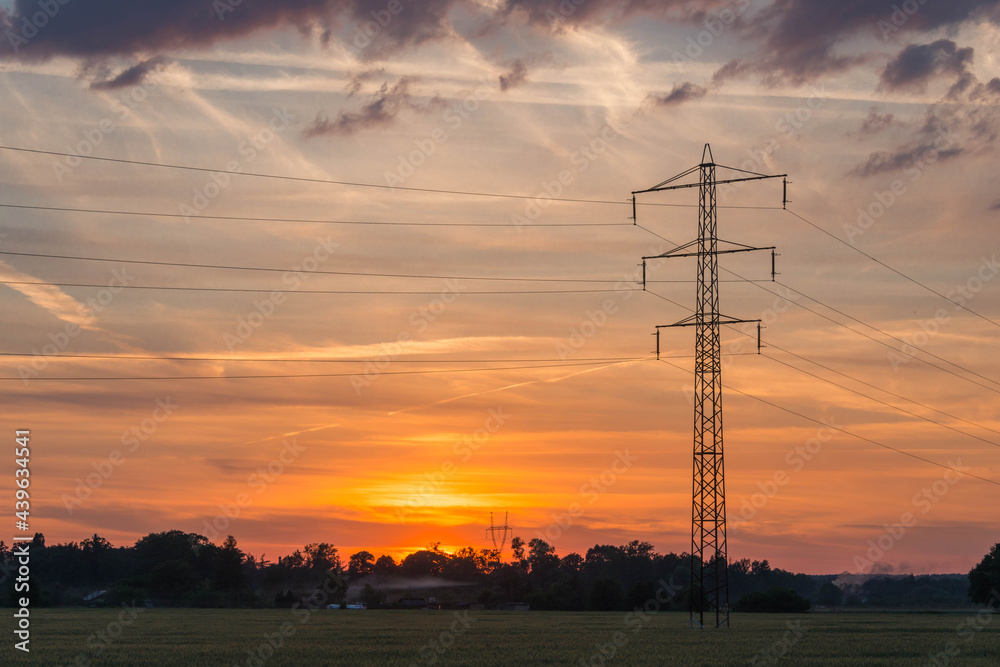 Linia elektryczna na tle wieczornego nieba.