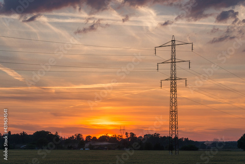 Obraz na płótnie Linia elektryczna na tle wieczornego nieba. w salonie