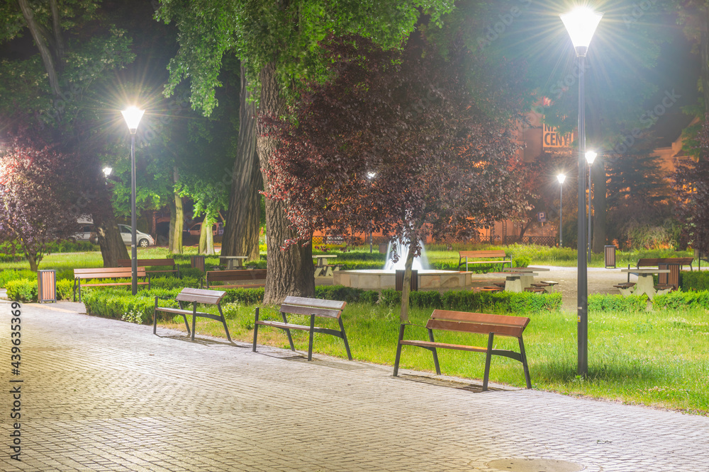 Obraz premium Żagań, plac imienia generała Maczka. Widok w nocy.