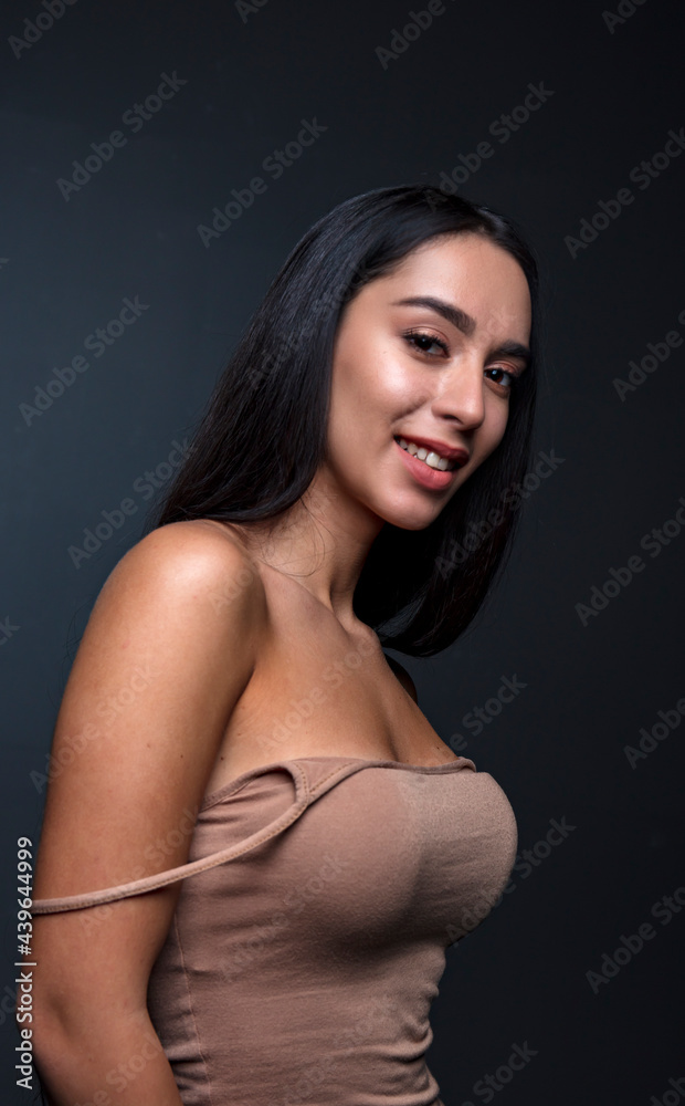 Naklejka premium portrait of a young woman in the studio on a dark background