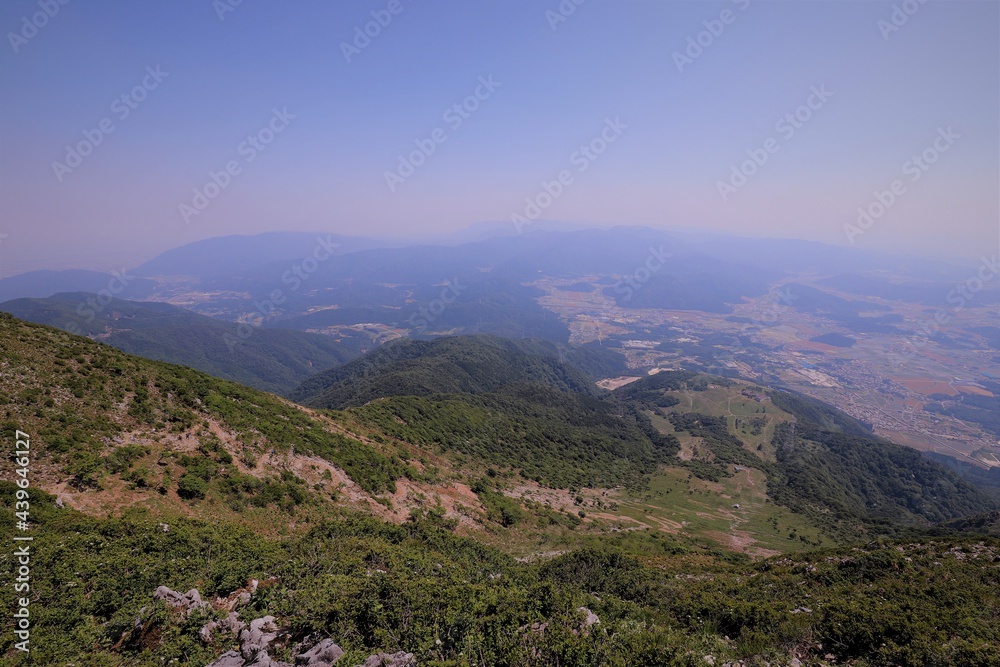 Obraz premium 初夏の伊吹山山頂