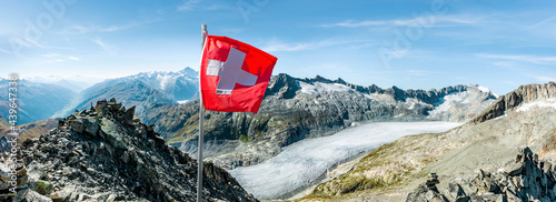 Schweizer Flagge vor Alpenpanorama im Hochgebirge