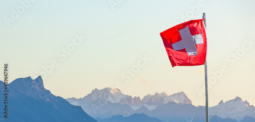 Schweizer Flagge vor Alpenpanorama im Hochgebirge