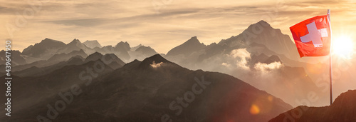 Schweizer Flagge vor Alpenpanorama im Hochgebirge