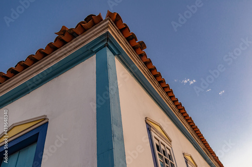 Detalhe da fachada de um casarão no estilo colonial na cidade turística e histórica de Pirenópolis.