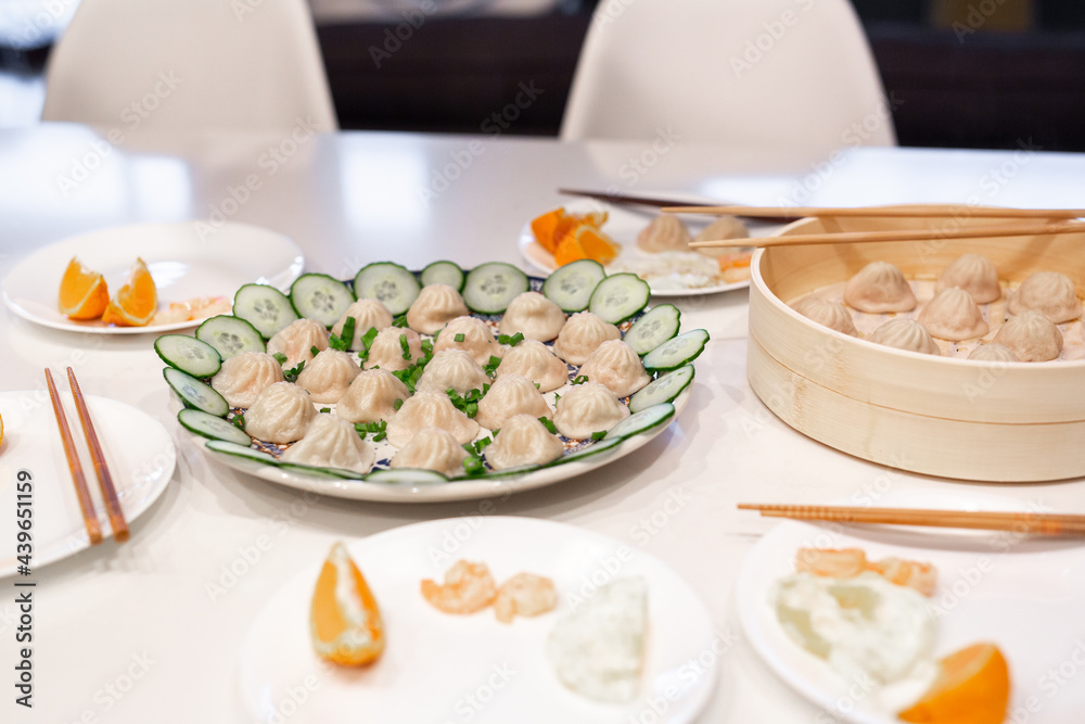 Steamed Dumplings with Cucumber Slices Steamed Dumplings with Cucumber Slices