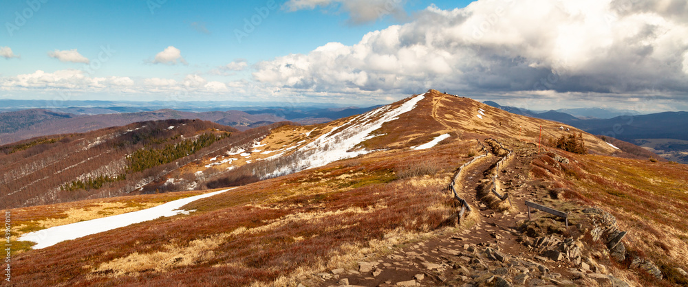 Szeroka panorama Połoniny Wetlińskiej na początku wiosny, Bieszczady, Polska