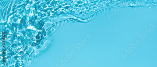 Photo Transparent blue clear water surface texture with ripples, splashes and bubbles