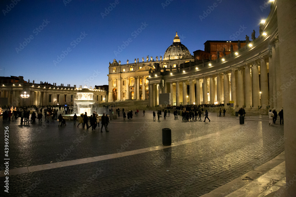 St. Peter's Basilica in the Vatican at night - Basilica di San Pietro in Vaticano di notte