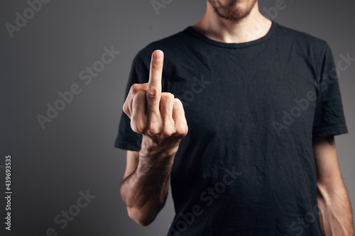 Canvastavla man shows middle finger
