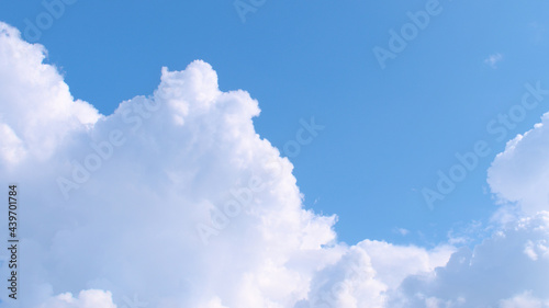 Obraz na płótnie Fluffy white clouds on a blue sky w salonie