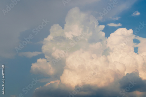 Obraz na płótnie Fluffy white clouds on a blue sky w salonie