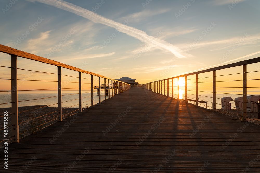 Fototapeta premium pier at sunset