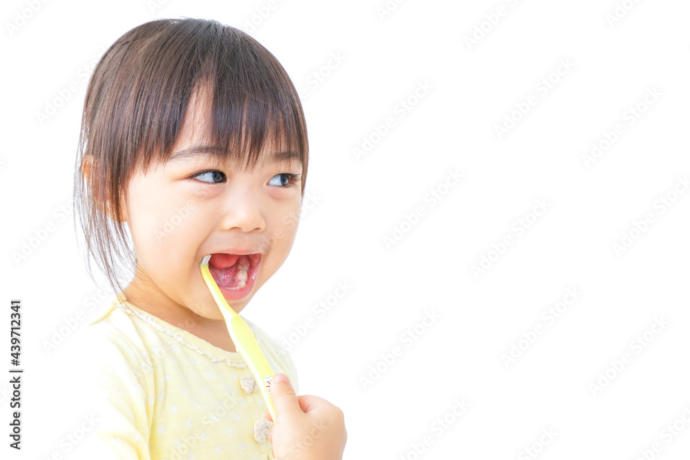 歯磨きをする子ども