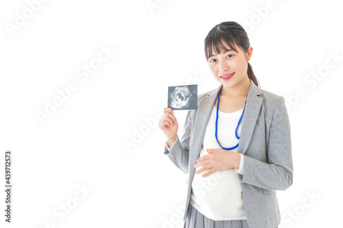 エコー画像を持つ妊娠中のビジネスウーマン
