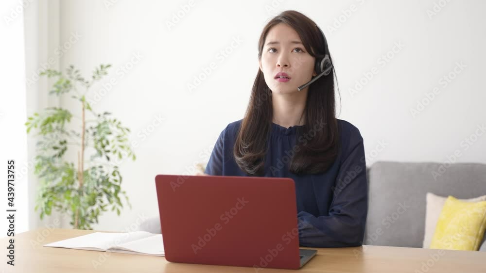 オンラインで学習をする女性