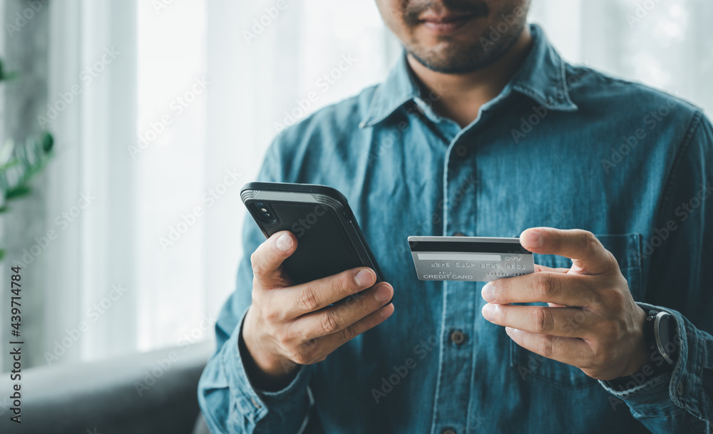 make payment with smartphone and credit card, Online payment or internet  banking, man makes an online shopping by credit card payment on mobile  smartphone, e commerce, e business foto de Stock