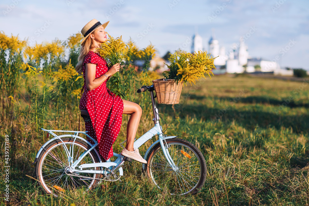 Φωτογραφία Outdoors lifestyle portrait of pretty young woman sitting on the bicycle