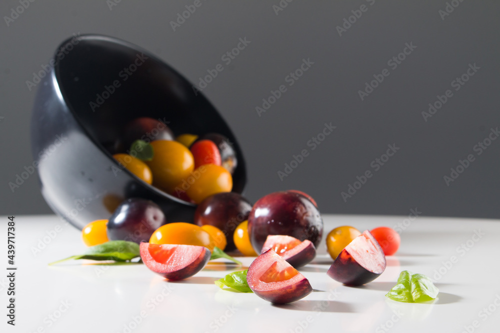 Tomates negros y de colores, cultivados en huerto de casa de manera orgánica