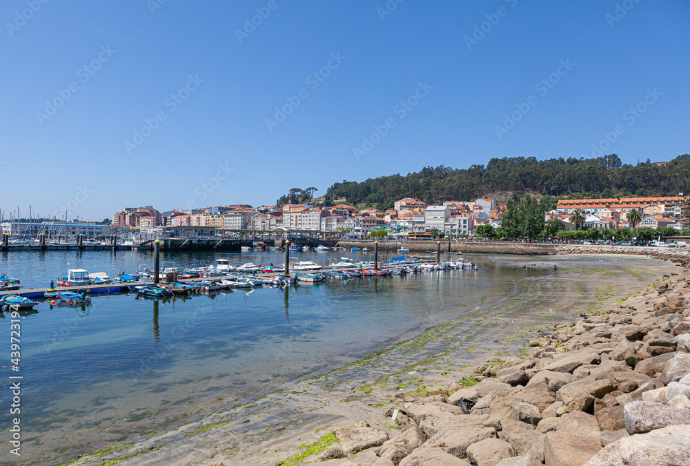 Paisaje y vistas del puerto deportivo y pesquero de Cangas del Morrazo en la provincia de Pontevedra, en la Comunidad Autonoma de Galicia, España