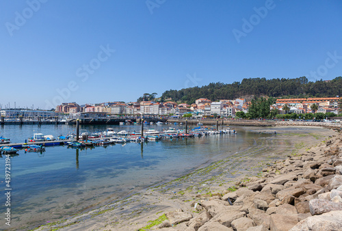 Paisaje y vistas del puerto deportivo y pesquero de Cangas del Morrazo en la provincia de Pontevedra, en la Comunidad Autonoma de Galicia, España