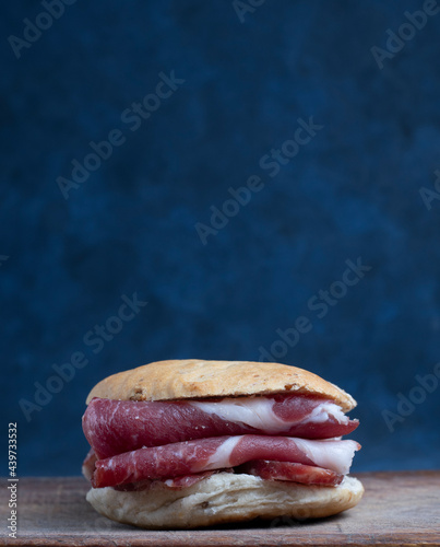  Sándwich de bondiola de carne de res. Concepto de alimentación tradicional realizada en casa. Chorizos o salchichas caseras en tabla de madera. 
 photo