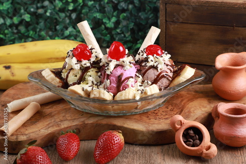 banana split ice cream with chocolate photo