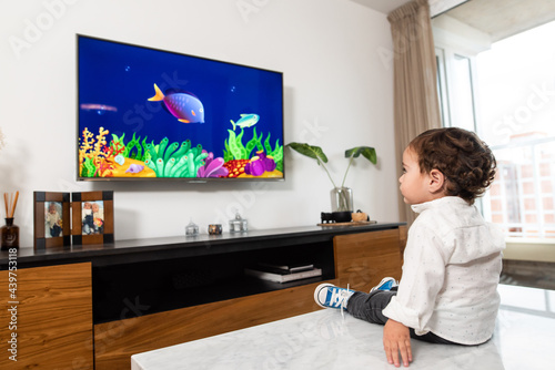 Bild auf Leinwand Boy watching television