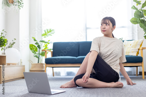 リモートでヨガレッスンを受ける女子大生