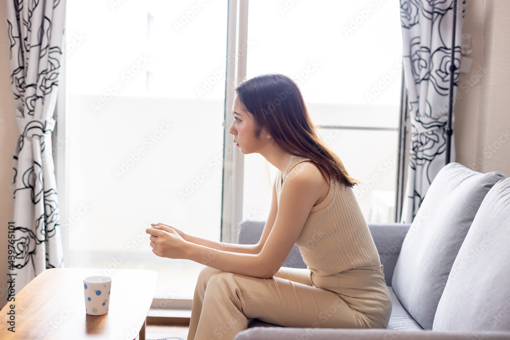 お家でゲームを楽しむ女性 お家でゲームを楽しむ女性