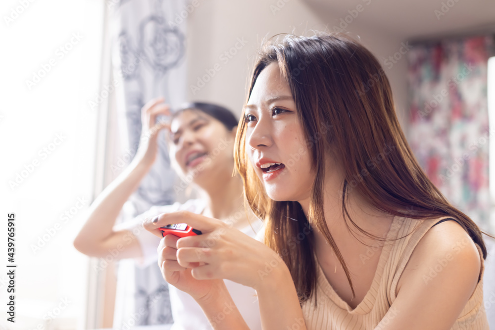 お家でテレビゲームを楽しむ女性
お家でテレビゲームを楽しむ女性