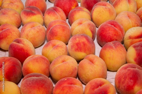 peaches lined up at the market