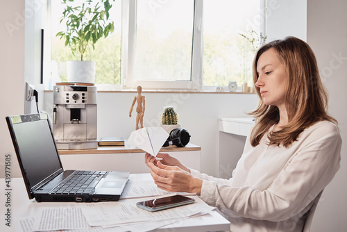 Obraz na płótnie Woman procrastinate at workplace