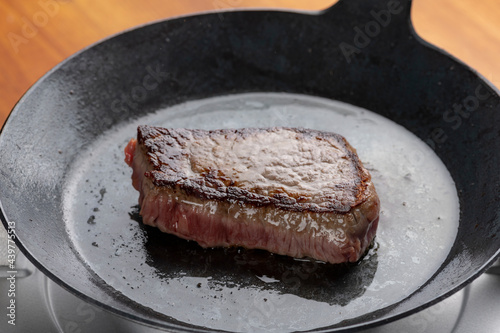 フライパンでステーキ肉を焼く